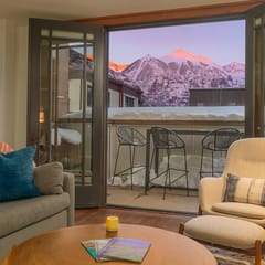 Ballard 203 North - 2Bd, 2.5Ba - Sleeps 4 - Downtown Condo + Mountain Views