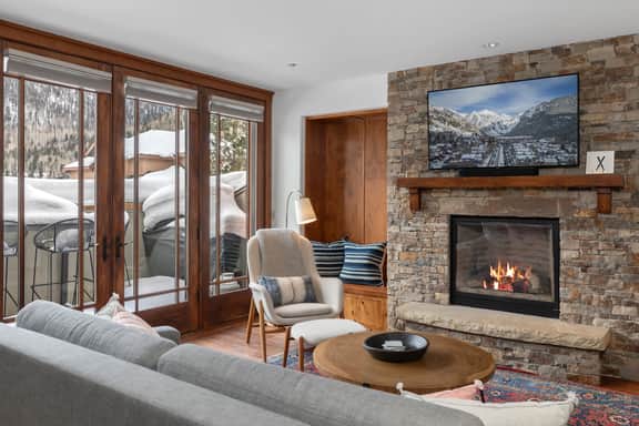 Ballard 203 North - 2Bd, 2.5Ba - Sleeps 4 - Downtown Condo + Mountain Views - Image 3