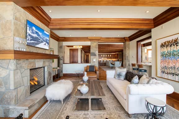 Lorian 4 Luxurious Ski-In Ski-Out Condo - 4Bd, 4.5Ba - Sleeps 12 - Image 2