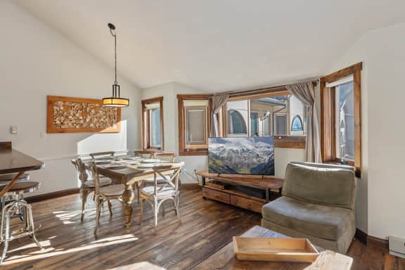 Lulu 6P Liftside Condo Walk to Town & Gondola 2 Bed + Loft, 2 Bath, Sleeps 6 - Image 3