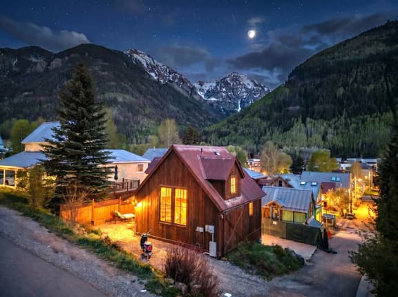 Galena Chalet – 1BR Sleeps 4 - Rare Find Retreat - Image 1